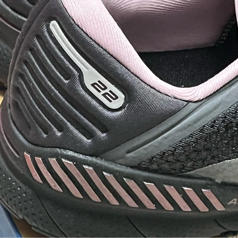 NWT Women’s‎ Brooks Adrenaline GTS 22 Black  and Pink Running Shoes Sz 12 Wide